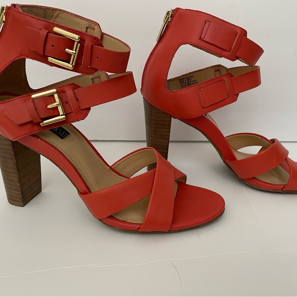 Kenneth Cole Reaction. Size 8, Apricot stacked heel.